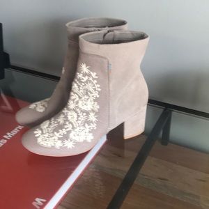 ❤️EUC TOMS Embroidered Booties❤️